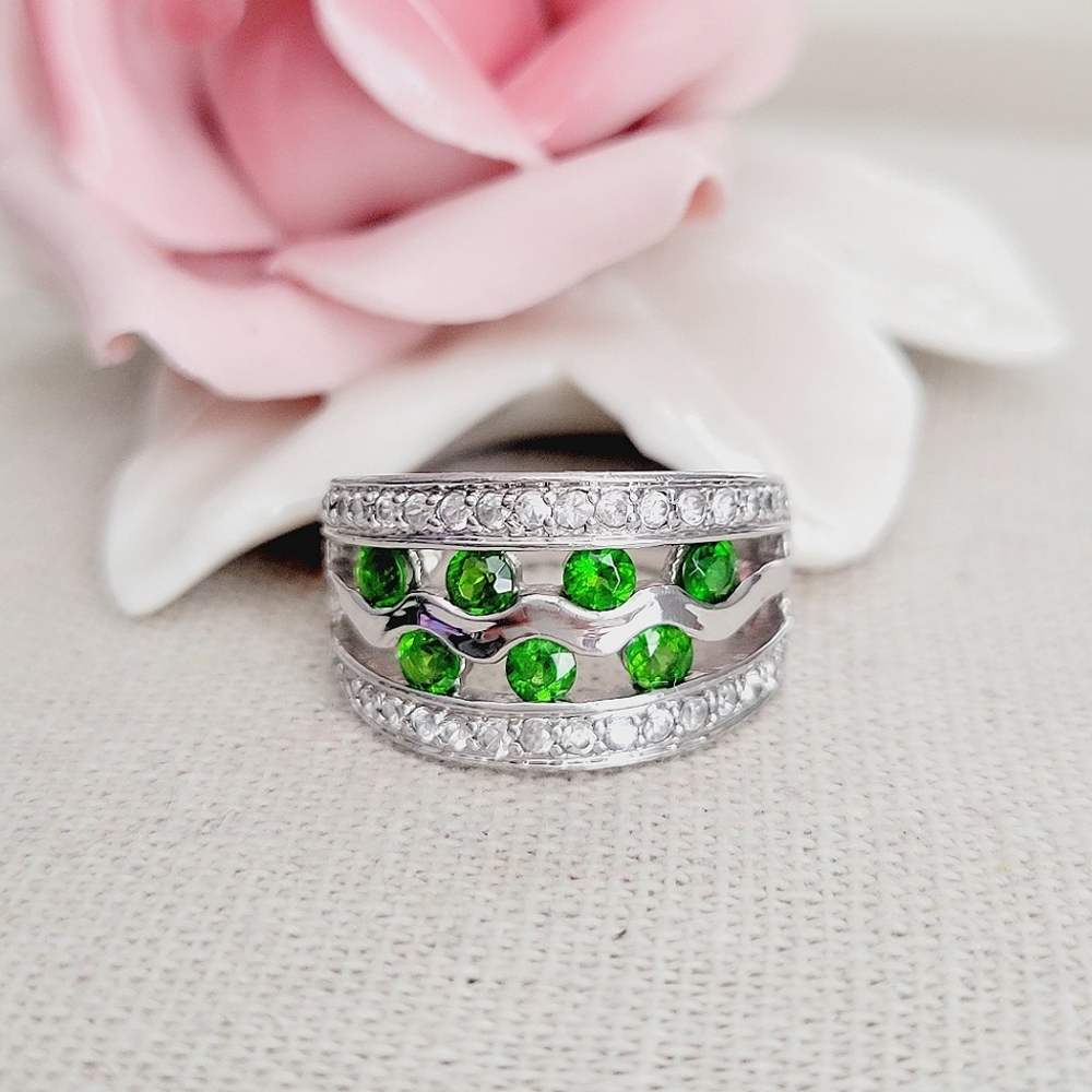 Beautiful green stone sterling silver ring